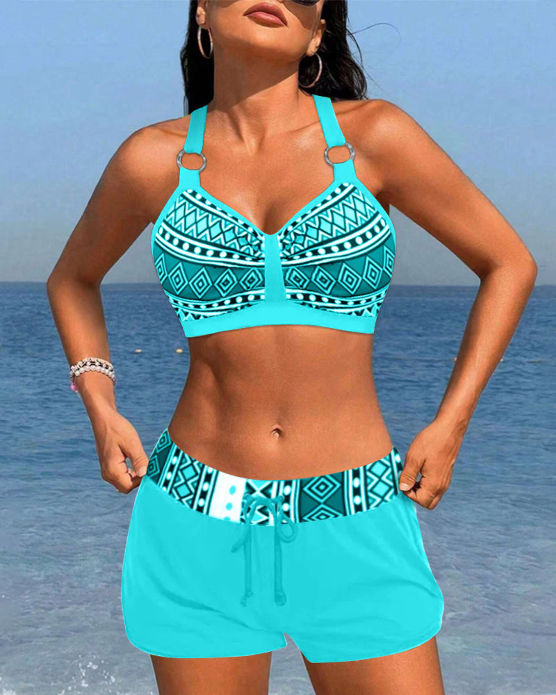 Hoch geschnittene Bikinis mit geometrischem Print