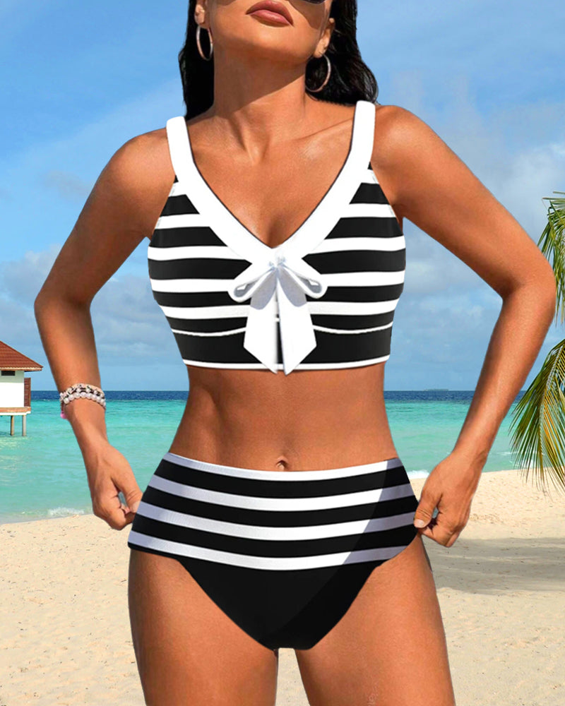Hoch geschnittene Bikinis mit Streifen