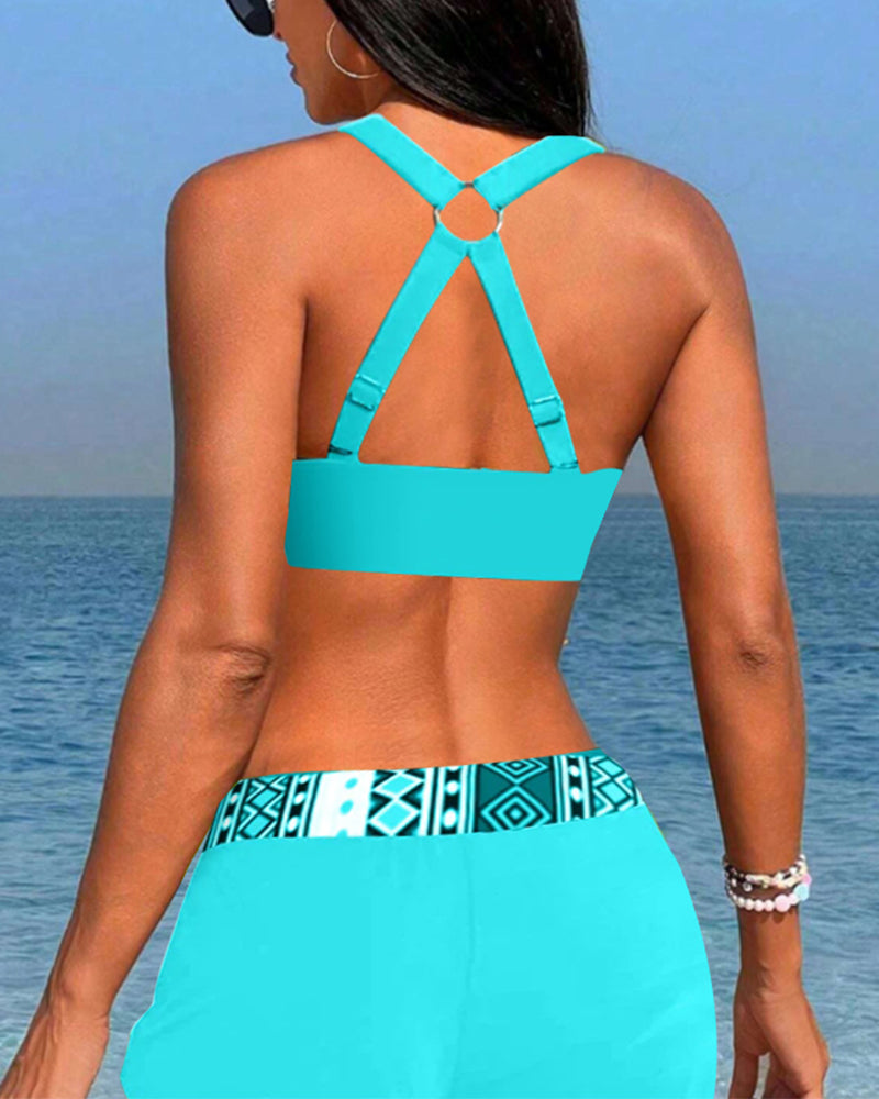 Hoch geschnittene Bikinis mit geometrischem Print