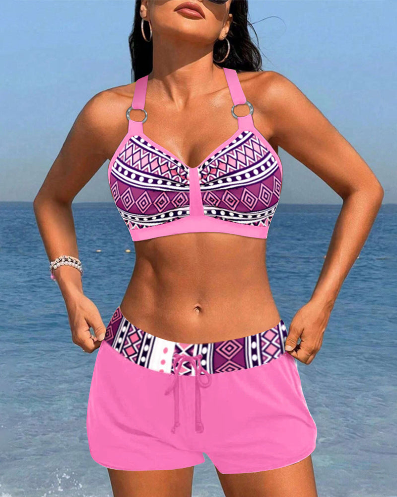 Hoch geschnittene Bikinis mit geometrischem Print