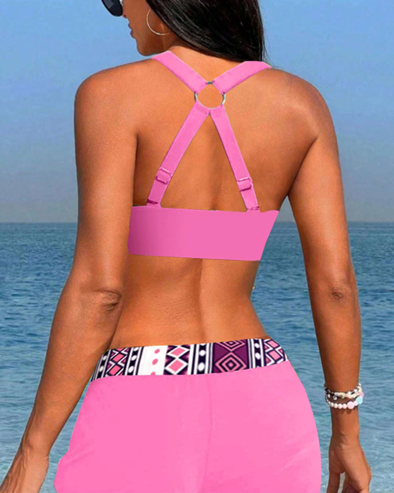 Hoch geschnittene Bikinis mit geometrischem Print