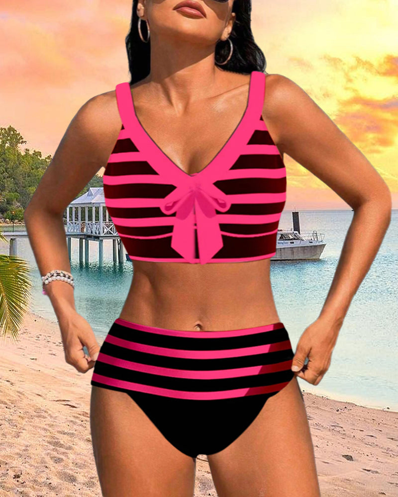 Hoch geschnittene Bikinis mit Streifen
