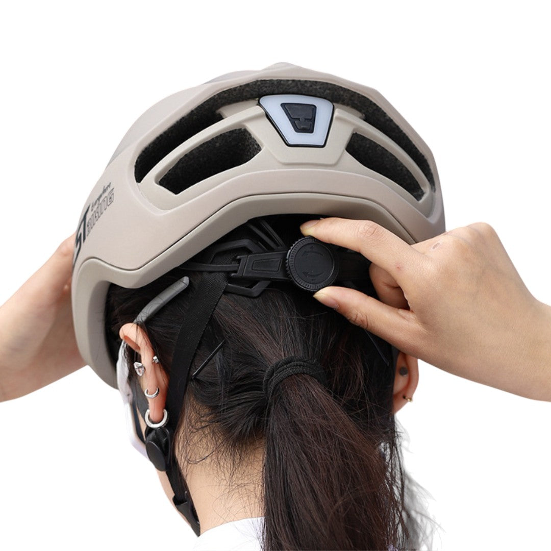 WEST BIKING Fahrradhelm Deluxe - Leicht, Verstellbar & mit Rücklicht