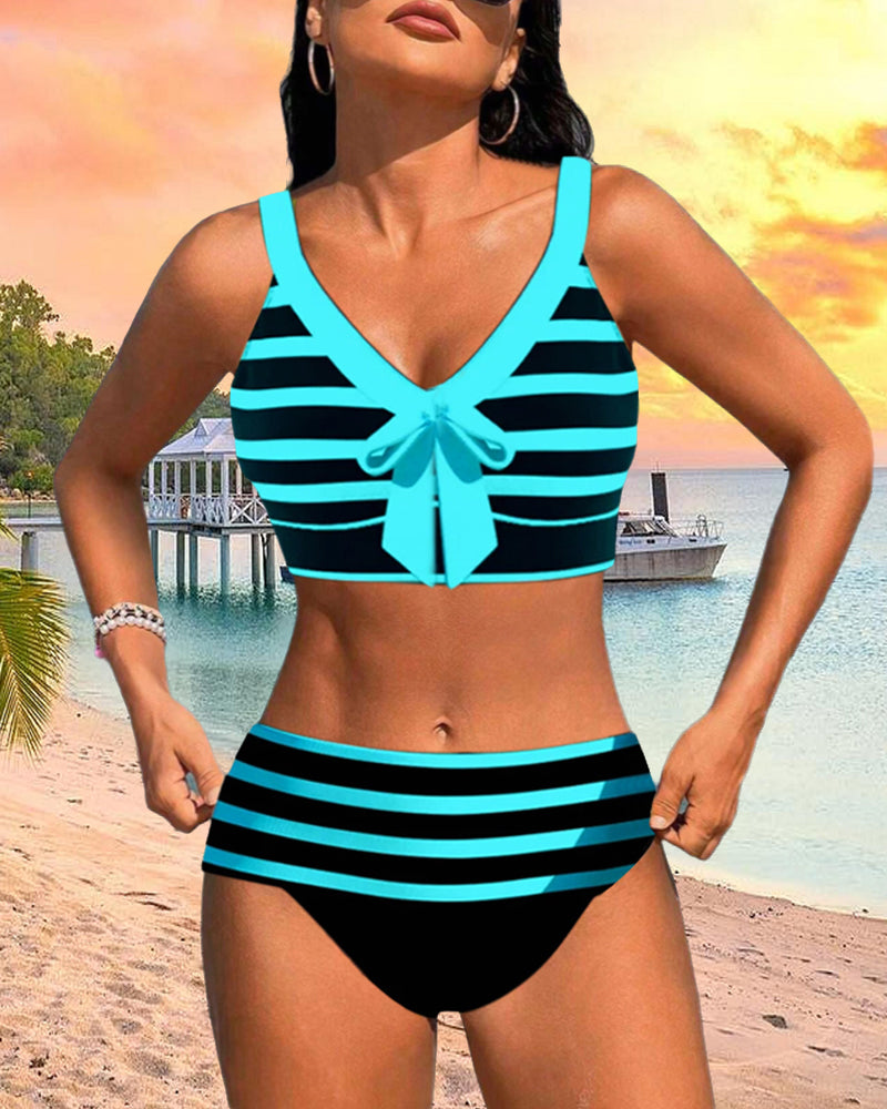 Hoch geschnittene Bikinis mit Streifen