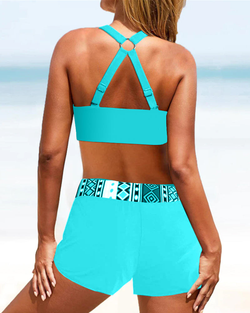 Hoch geschnittene Bikinis mit geometrischem Print