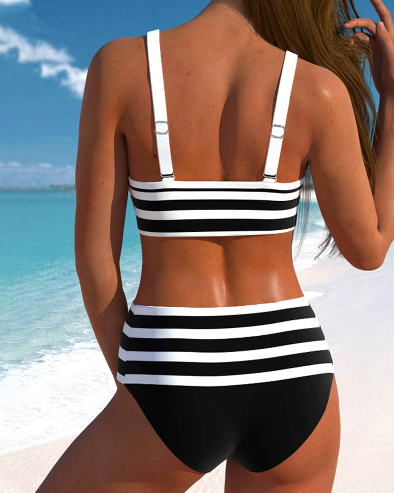 Hoch geschnittene Bikinis mit Streifen