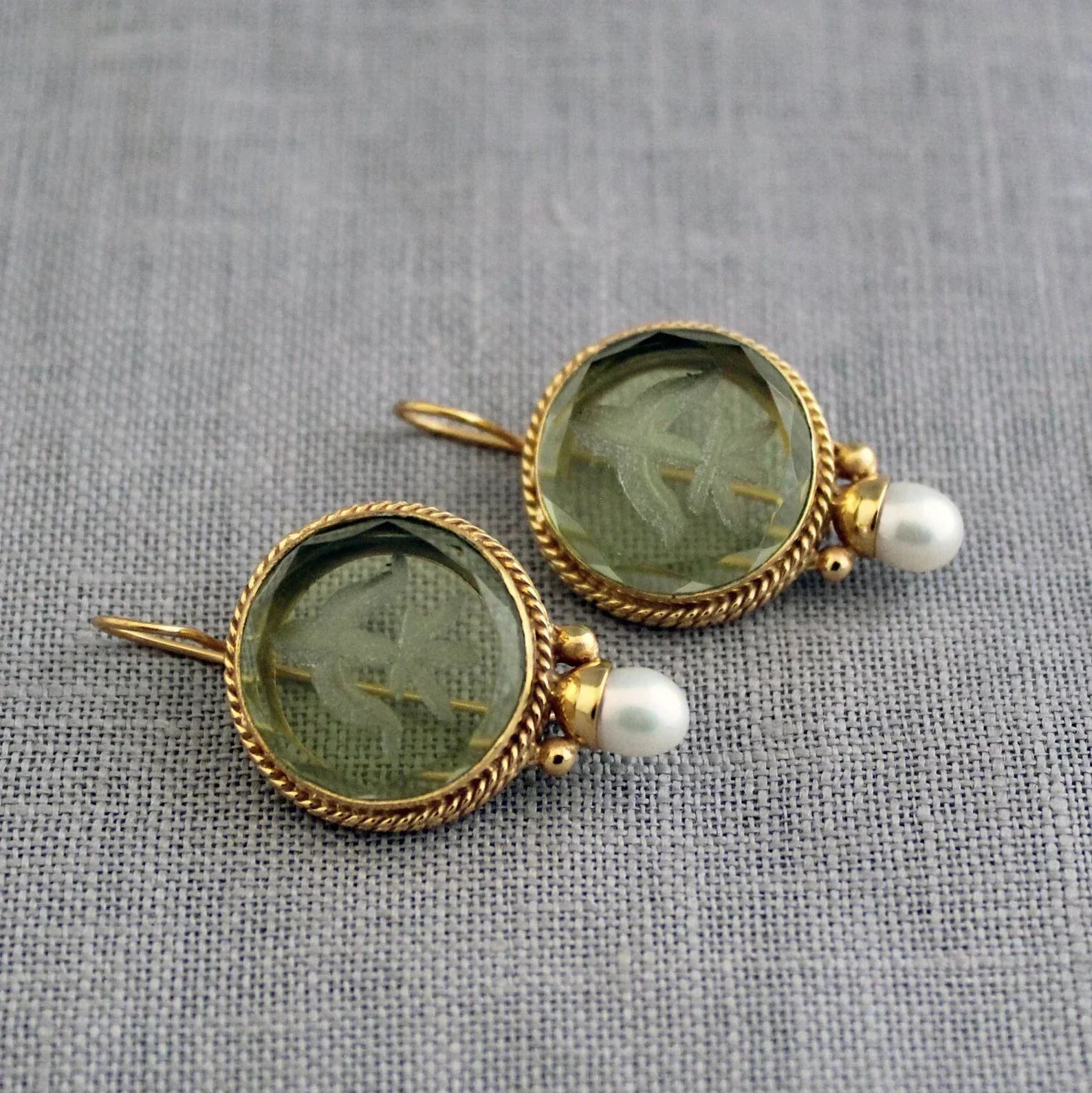 Amélie™ | Vintage-Ohrringe mit grünem Stein und Perle